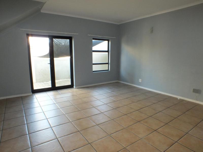 To Let 4 Bedroom Property for Rent in Van Riebeeckshof Western Cape